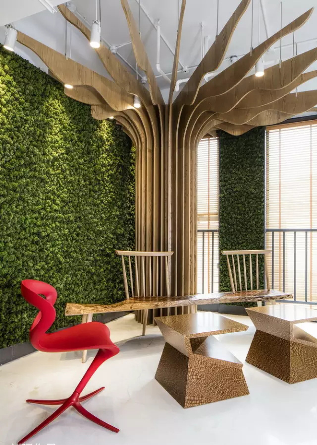 人文氣息與現(xiàn)代風尚捏合在一起，綠色的辦公空間充滿藝術感