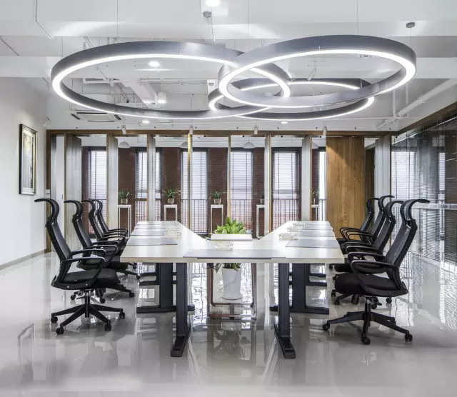 人文氣息與現(xiàn)代風尚捏合在一起，綠色的辦公空間充滿藝術感