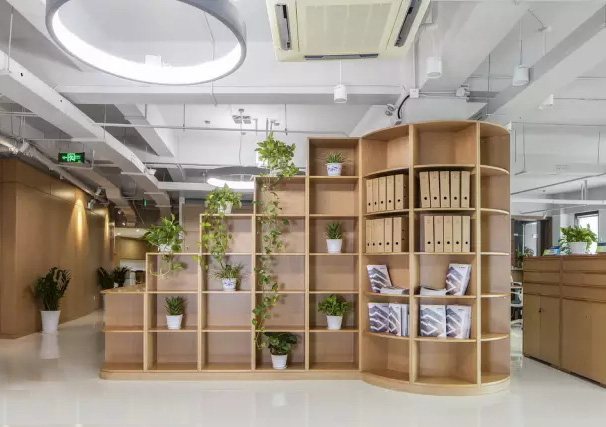 人文氣息與現(xiàn)代風尚捏合在一起，綠色的辦公空間充滿藝術感