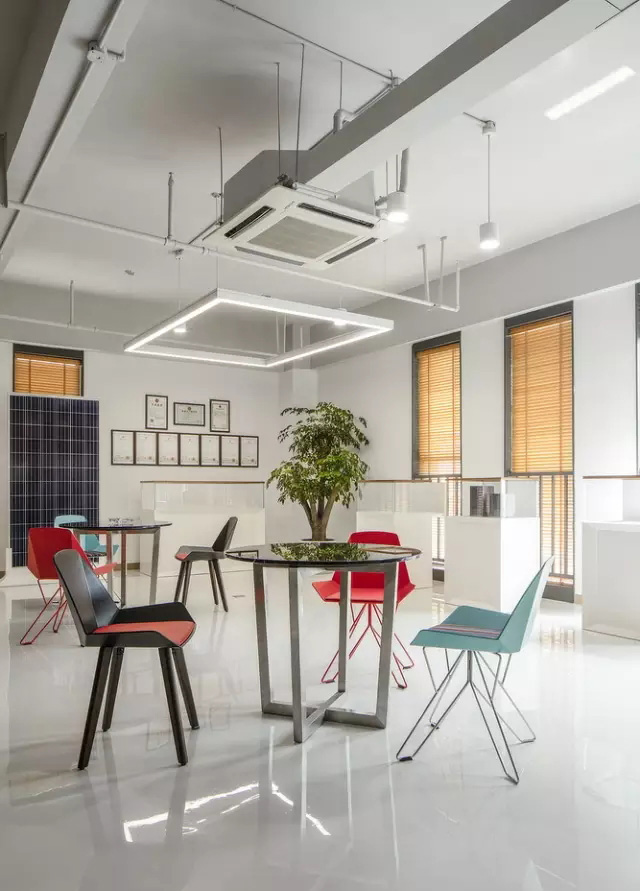 人文氣息與現(xiàn)代風尚捏合在一起，綠色的辦公空間充滿藝術感